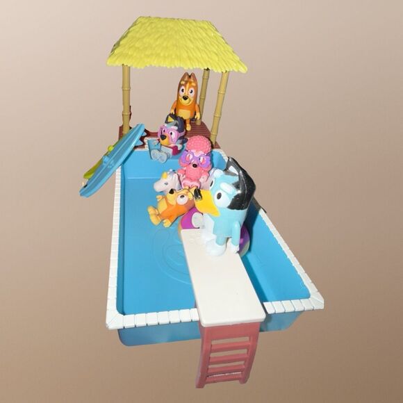BLUEY Heeler Jeep - Cabana Pool - 3 in 1 Airplane Resort Figures Accessories - Picture 15 of 15